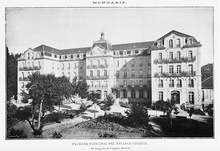 Fachada principal del Gran Hotel de Mondariz en 1899. Las aguas de Mondariz. Álbum-Guía (Madrid: Establecimiento Tipográfico Sucesores de Rivadeneyra, impresores de la Real Casa, 1899), 6.