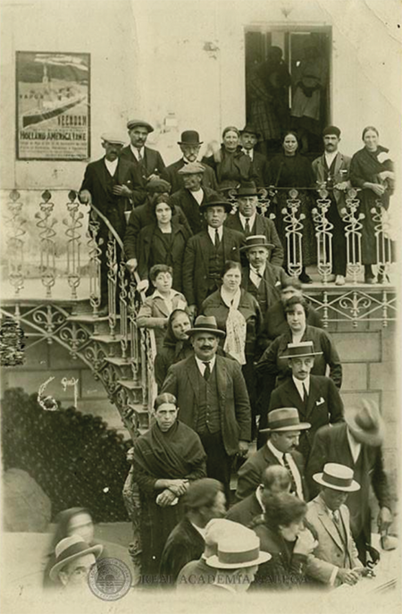 Grupo de personas en la fuente de Troncoso en la temporada de 1926. «Grupo de persoas amoreadas nas escaleiras da Fonte de Troncoso». Biblioteca de la Diputación de Pontevedra. Depósito/RAG. Depósito 1 Subsección/ FS Caixa 29 5 _1926-08-23. Mondariz Balneario.