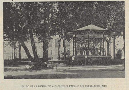 Palco de la música en los jardines del establecimiento. La Temporada en Mondariz 12 (26-08-1928): 2.
